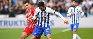 Stevan Jovetic (re., gegen Maximilian Eggestein) spielte gegen Freiburg zum ersten Mal in dieser Saison von Anfang an.