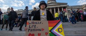 Vor dem Trafalgar Square in London fanden Proteste für Mahsa Amini statt.