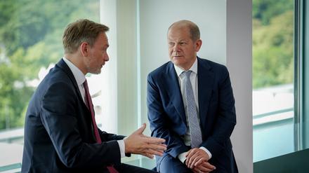 Bundeskanzler Olaf Scholz (r, SPD) und Christian Lindner (FDP), Bundesminister der Finanzen.