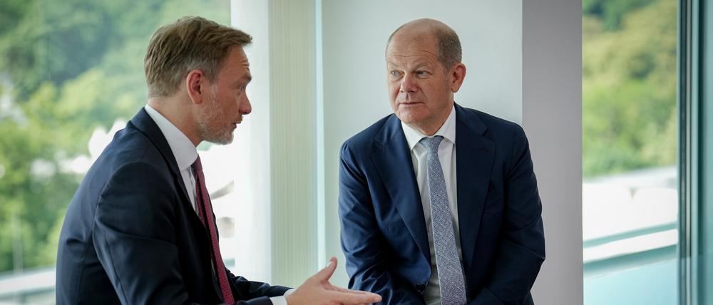Bundeskanzler Olaf Scholz (r, SPD) und Christian Lindner (FDP), Bundesminister der Finanzen.