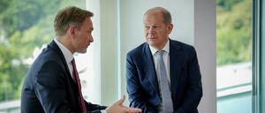 Bundeskanzler Olaf Scholz (r, SPD) und Christian Lindner (FDP).
