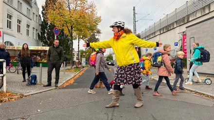 Lisa Ratzer, sie hat Kinder an der Grundschule unter den Kastanien, sperrt die Straße ab, damit die Kinder sicher über die Brauerstraße kommen.