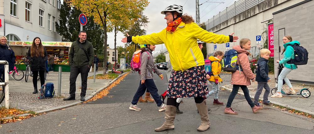 Lisa Ratzer, sie hat Kinder an der Grundschule unter den Kastanien, sperrt die Straße ab, damit die Kinder sicher über die Brauerstraße kommen.