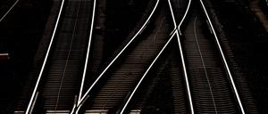 Bahngleise im Gegenlicht, aufgenommen am 15.10.2014 in Hannover. Foto: Julian Stratenschulte/dpa +++(c) dpa - Bildfunk+++