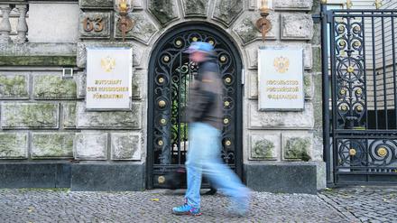 Ein Passant geht an einem Eingangstor der russischen Botschaft in Berlin vorbei.