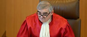 Bundesverfassungsrichter Peter Müller bei der Verkündung des Urteils zu AfD-kritischen Äußerungen der damaligen Kanzlerin Angela Merkel (CDU) nach der Thüringen-Wahl 2020. Laut dem Urteil verletzen die Äußerungen das Recht auf Chancengleichheit der Parteien.