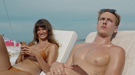 Yaya (Charlbi Dean) und Carl (Harris Dickinson) ringen um ihren Beziehungsstatus.