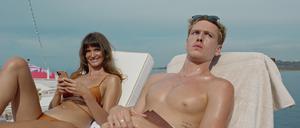 Yaya (Charlbi Dean) und Carl (Harris Dickinson) ringen um ihren Beziehungsstatus.
