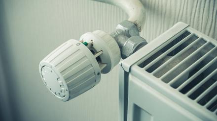 29 July 2022: Heating thermostat is set to zero to save electricity, gas and heating costs, radiator *** Thermostat der Heizung steht auf Null um Strom, Gas und Heizkosten zu Sparen, Heizkörper 