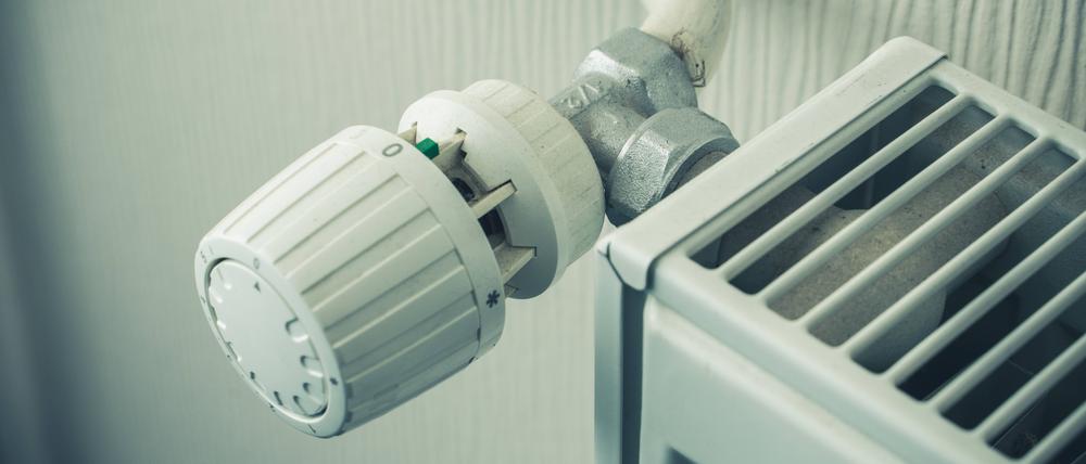 29 July 2022: Heating thermostat is set to zero to save electricity, gas and heating costs, radiator *** Thermostat der Heizung steht auf Null um Strom, Gas und Heizkosten zu Sparen, Heizkörper