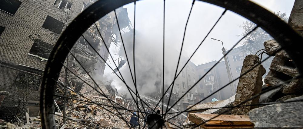 Wie schon am Montag wird die Ukraine am Dienstag erneut von Raketenangriffen erschüttert.