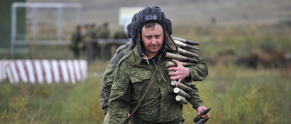 Russische Rekruten tragen Munition während einer militärischen Trainingseinheit auf einem Schießplatz im Süden Russlands (Symbolbild).
