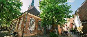 Die Nikolaikirche im Zentrum Elmshorns mit neugotischem Kirchturm Reisen Norddeutschland

the Nikolai Church in Center  with neo-Gothic Bell tower Travel North German country