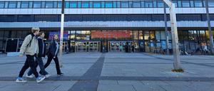 Studierende laufen am 11. Oktober 2022 am Hauptgebäude der TU Berlin entlang. Auf einem Banner über dem Eingang steht: Willkommen zurück auf dem Campus. Am Fahnenmast ist die ukrainische Flagge gehisst.