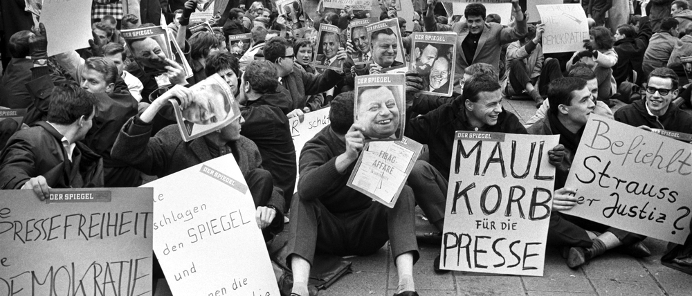Am 30,. Oktober 1962 demonstrieren Studenten in Frankfurt gegen die Verhaftung von „Spiegel“-Herausgeber Rudolf Augstein.