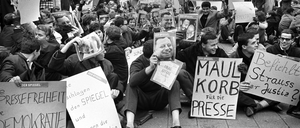 Am 30,. Oktober 1962 demonstrieren Studenten in Frankfurt gegen die Verhaftung von „Spiegel“-Herausgeber Rudolf Augstein.
