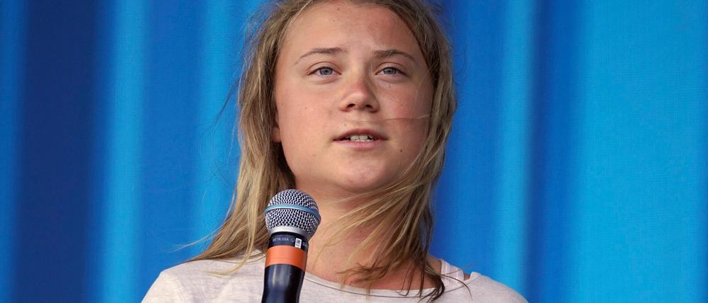 Die schwedische Klimaaktivistin Greta Thunberg steht während des Glastonbury Festivals auf der Bühne und spricht zum Publikum.