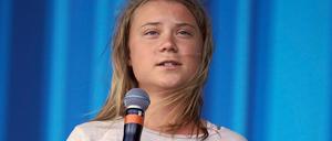 Die schwedische Klimaaktivistin Greta Thunberg steht während des Glastonbury Festivals auf der Bühne und spricht zum Publikum.
