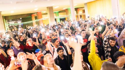 Zum Semesterstart ist die Stimmung an der TU Berlin ausgelassen: Nach dem Begrüßungsprogramm Audimax tanzen die neuen Studis zu den Songs der TU-Mitarbeiterband.
