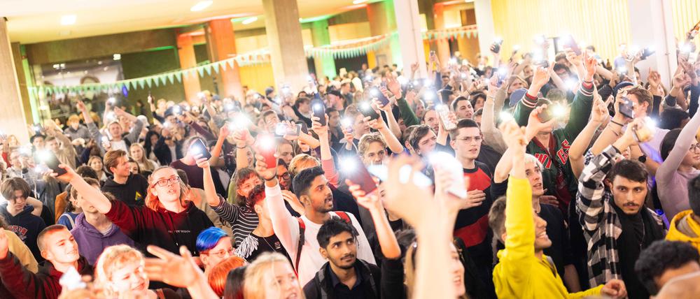 Zum Semesterstart ist die Stimmung an der TU Berlin ausgelassen: Nach dem Begrüßungsprogramm Audimax tanzen die neuen Studis zu den Songs der TU-Mitarbeiterband.