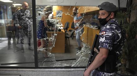 Ein libanesischer Polizist bewacht eine Bank, in das Kunden eindrangen, um an ihr Geld zu kommen. 