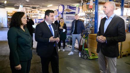 Hubertus Heil und Andrea Nahles besuchen eine Berliner Baufirma.