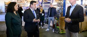 Hubertus Heil und Andrea Nahles besuchen eine Berliner Baufirma.