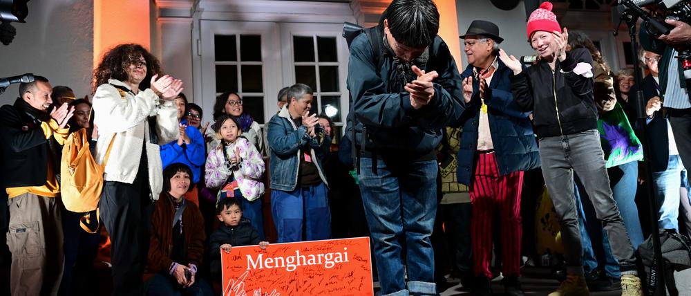 Reza Afisina vom Kuratoren-Kollektiv Ruangrupa bedankt sich bei der Schließung der documenta fifteen bei den Kasseler Einwohnern. 