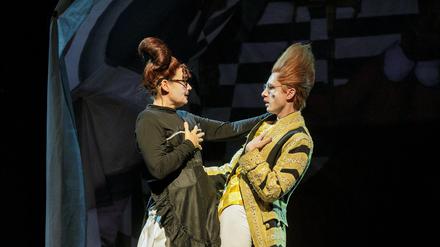 Jacqueline Macaulay  als Flippanta und Daniel Warland als Brass. 