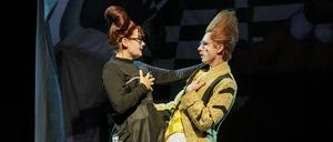 Jacqueline Macaulay  als Flippanta und Daniel Warland als Brass. 