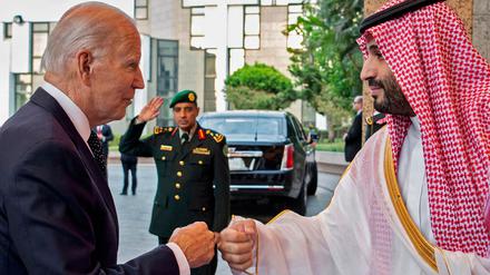 Der Faustgruß von US-Präsident Joe Biden und dem saudischen Kronzprinzen Mohammed bin Salman (rechts) Mitte Juli zog Kritik nach sich. 