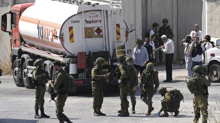Israelische Streitkräfte arbeiten nahe der Stelle, an der ein Soldat durch Schüsse verletzt wurde.