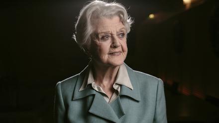 Angela Lansbury posiert für ein Porträt während des Pressetermins für „Blithe Spirit“.