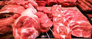 Verschiedene Sorten Schweinefleisch und Rindfleisch liegen in einer Fleischtheke in einem Supermarkt.  