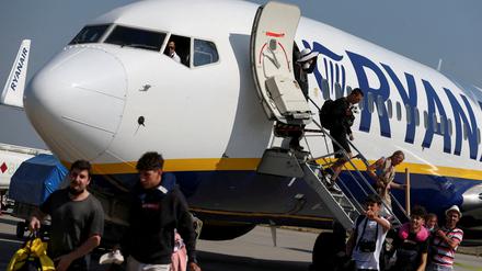 Passagiere steigen aus einer Ryanair-Maschine.