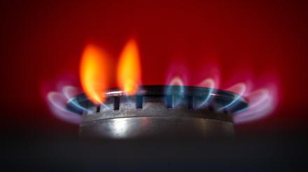 Die Flamme eines Gasherdes brennt in einer Küche.