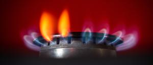 Die Flamme eines Gasherdes brennt in einer Küche.