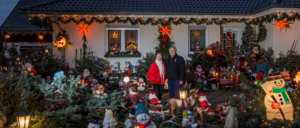 Gisela Liebsch und Gerd Mörl stehen in ihrem weihnachtlich geschmückten Garten im Spreewald. 
