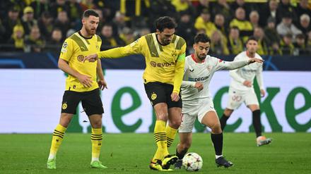 Unzufrieden. Mats Hummels (Mitte) und Sevillas Suso im Zweikampf.