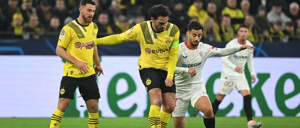 Unzufrieden. Mats Hummels (Mitte) und Sevillas Suso im Zweikampf.