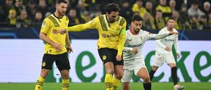 Unzufrieden. Mats Hummels (Mitte) und Sevillas Suso im Zweikampf.