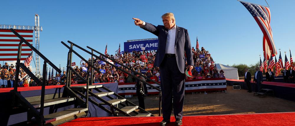 Donald Trump auf einer Bühne in Arizona.