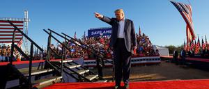 Donald Trump auf einer Bühne in Arizona.