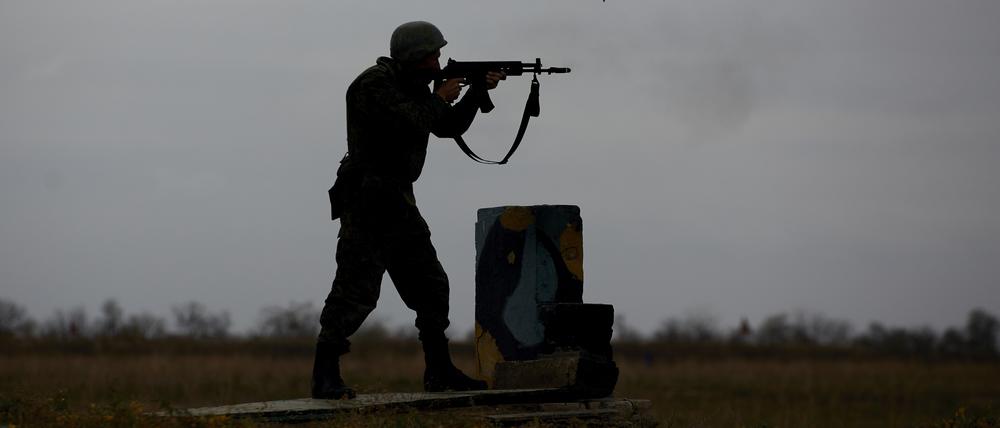 Ein russischer Rekrut übt auf einem Schießplatz während einer militärischen Trainingseinheit.