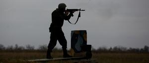 Ein russischer Rekrut übt auf einem Schießplatz während einer militärischen Trainingseinheit.