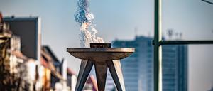 Berlin: Blick von Theodor Heuss Platz über Kaiserdamm, Bismarckstraße, Straße des 17. Juni Richtung Großer Stern mit Siegessäule und Rotes Rathaus Skyline, Panorama Ewige Flamme Theodor Heuss Platz Berlin *** Berlin view from Theodor Heuss Platz over Kaiserdamm, Bismarckstraße, Straße des 17 Juni direction Großer Stern with Siegessäule and Rotes Rathaus skyline, panorama Ewige Flamme Theodor Heuss Platz Berlin 