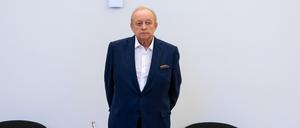 Alfons Schuhbeck steht vor Prozessbeginn als Angeklagter im Gerichtssaal im Landgericht München I. 
