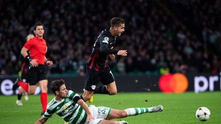 Gut gelaufen. Andre Silva von RB Leipzig 19 im Zweikampf mit Matthew O Riley (unten) von Celtic Glasgow.