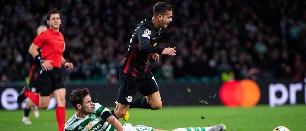 Gut gelaufen. Andre Silva von RB Leipzig 19 im Zweikampf mit Matthew O Riley (unten) von Celtic Glasgow.