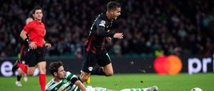 Gut gelaufen. Andre Silva von RB Leipzig 19 im Zweikampf mit Matthew O Riley (unten) von Celtic Glasgow.